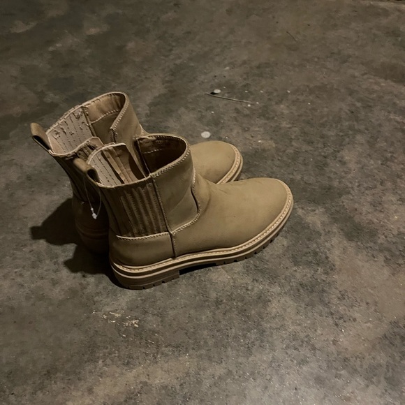 Tried and true tan boots - Picture 1 of 3